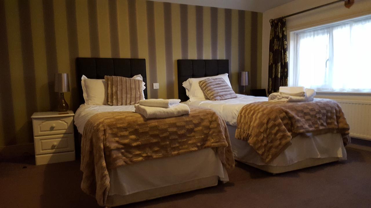 Отель The Stag Northwood  Экстерьер фото
