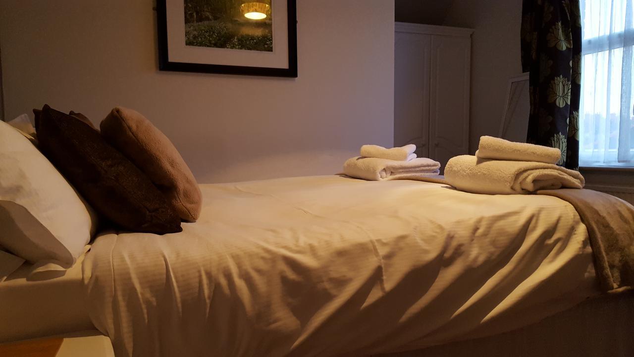 Отель The Stag Northwood  Экстерьер фото