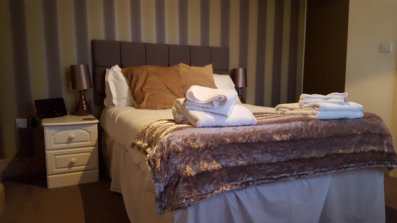 Отель The Stag Northwood  Экстерьер фото