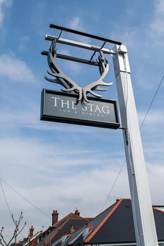 Отель The Stag Northwood  Экстерьер фото